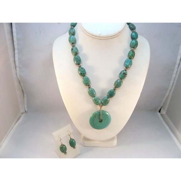 Green Gemstone Bead Necklace with Connecting Donut Pendant Set - Picture 11 of 12
